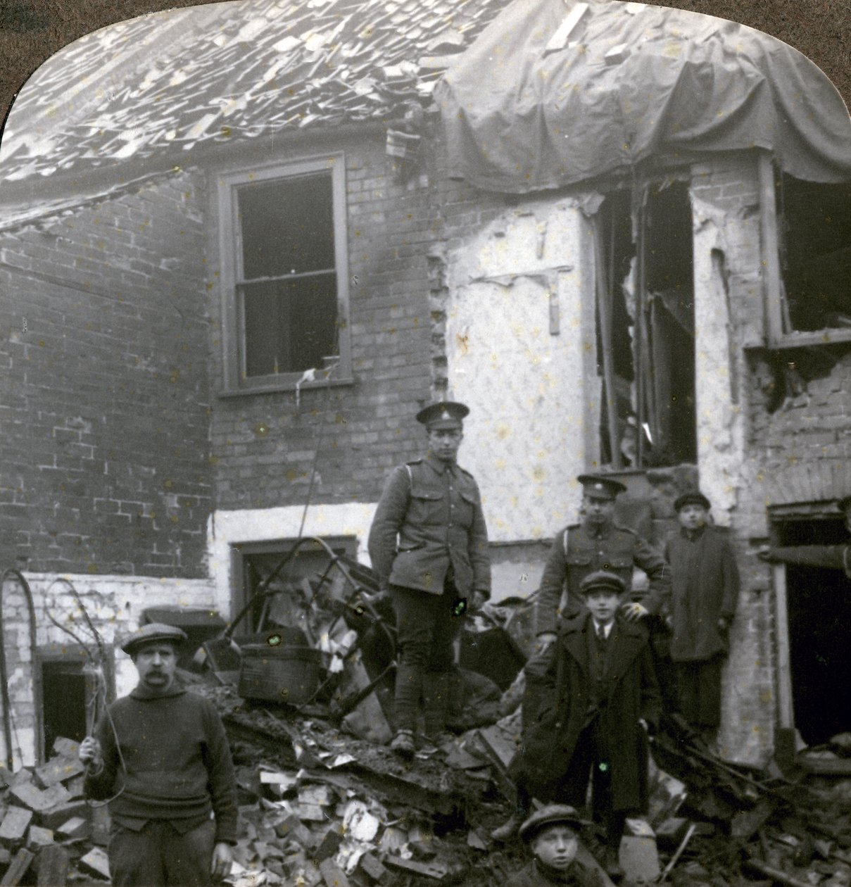 Destruction causée par les bombes Zeppelin allemandes, Première Guerre mondiale, 1914-1918 - Realistic Travels Publishers