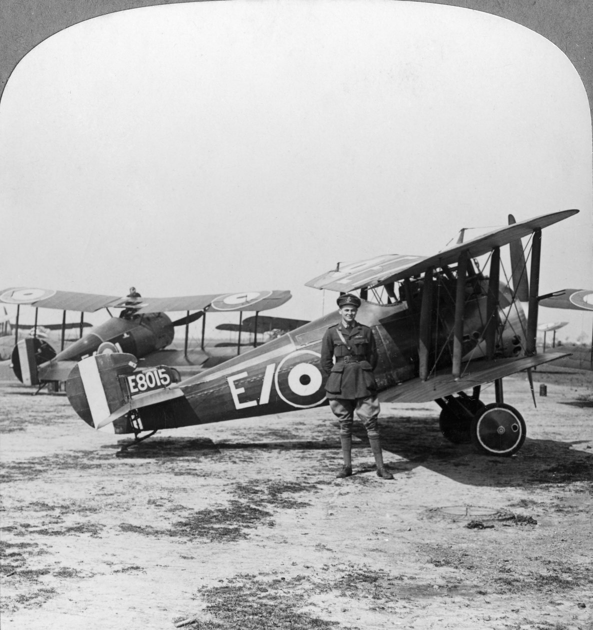 Avion Sopwith Camel prêt pour une patrouille au-dessus des lignes allemandes, Première Guerre mondiale, c1917-c1918 - Realistic Travels Publishers
