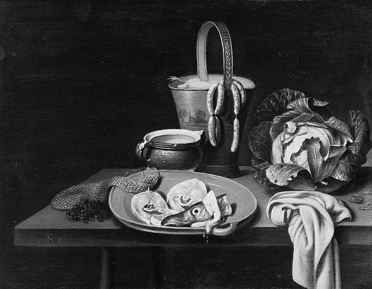 Poisson sur une assiette en terre cuite, un seau avec des saucisses, un bol en poterie émaillée, un chou et un chiffon sur une table en bois - Reinier or Reynier Coveyn or Covyn
