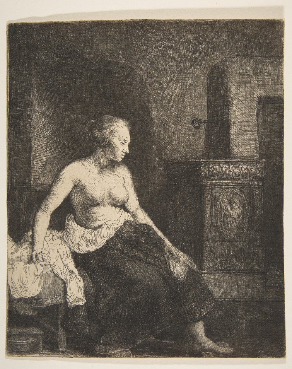 Femme assise à moitié vêtue près d