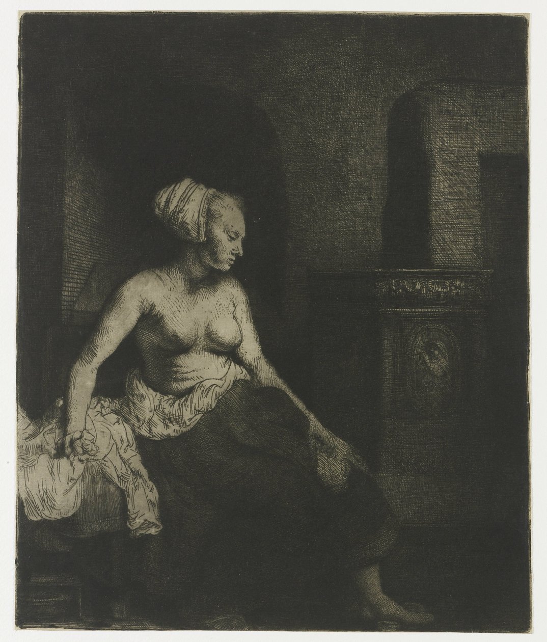 Femme assise à moitié habillée près d