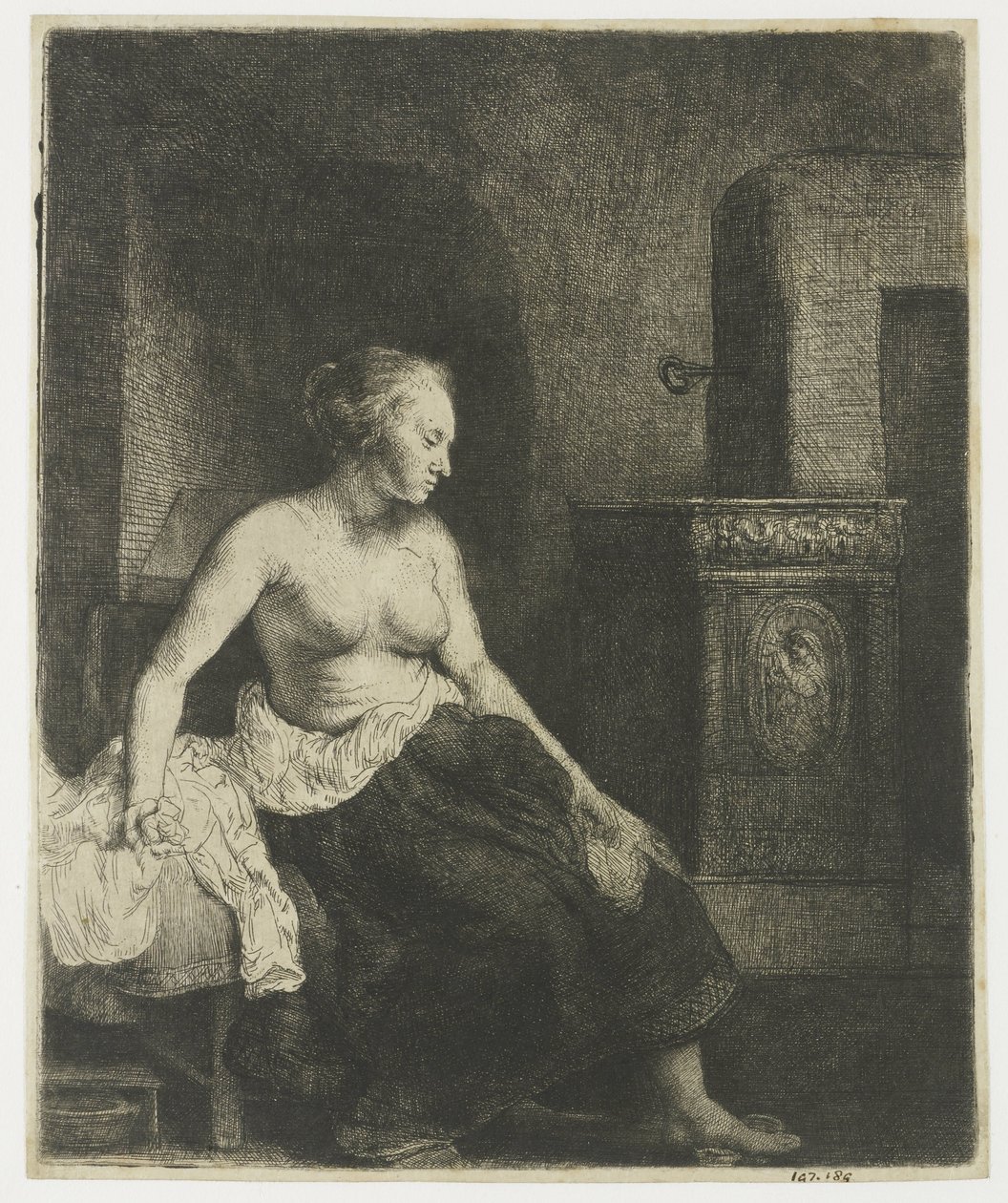 Femme assise à moitié habillée près d