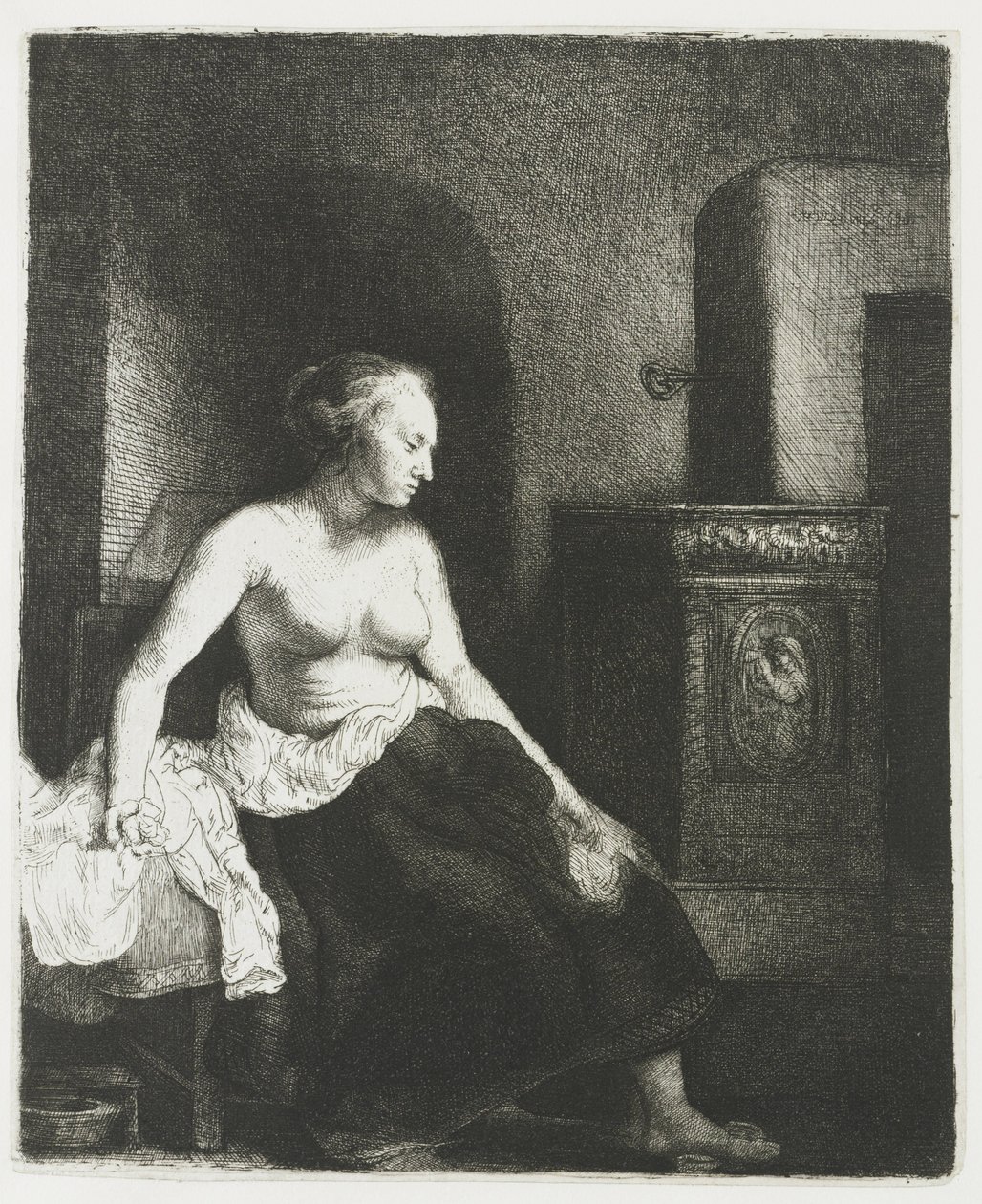 Femme assise à moitié habillée près d