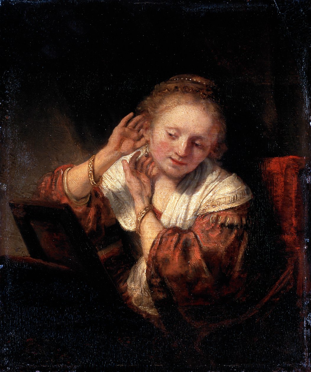 Jeune femme essayant des boucles d