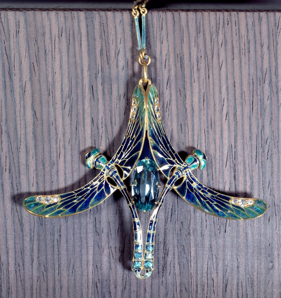 Art Nouveau : pendentif Libellule en aigue-marine, or et émail par Jules René Lalique (1860-1945) Paris, musée d