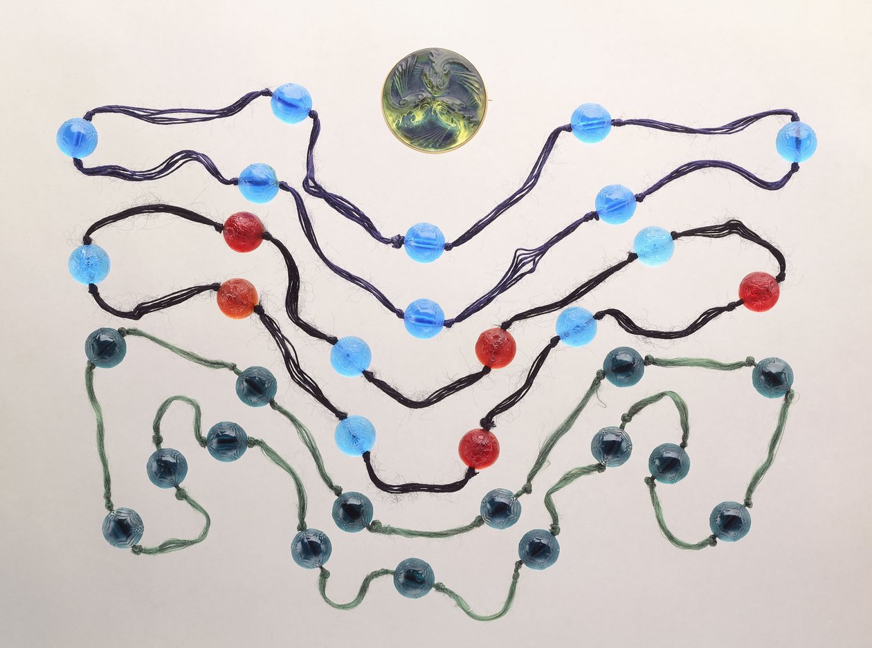 Trois brins de verre coloré et une broche en verre moulé dépoli (