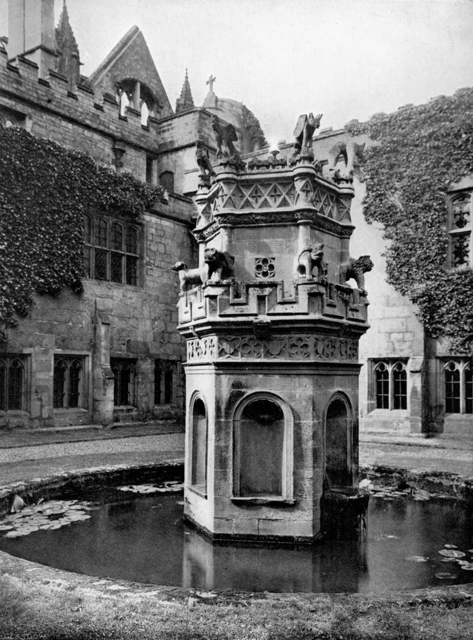 Fontaine dans les cloîtres de l
