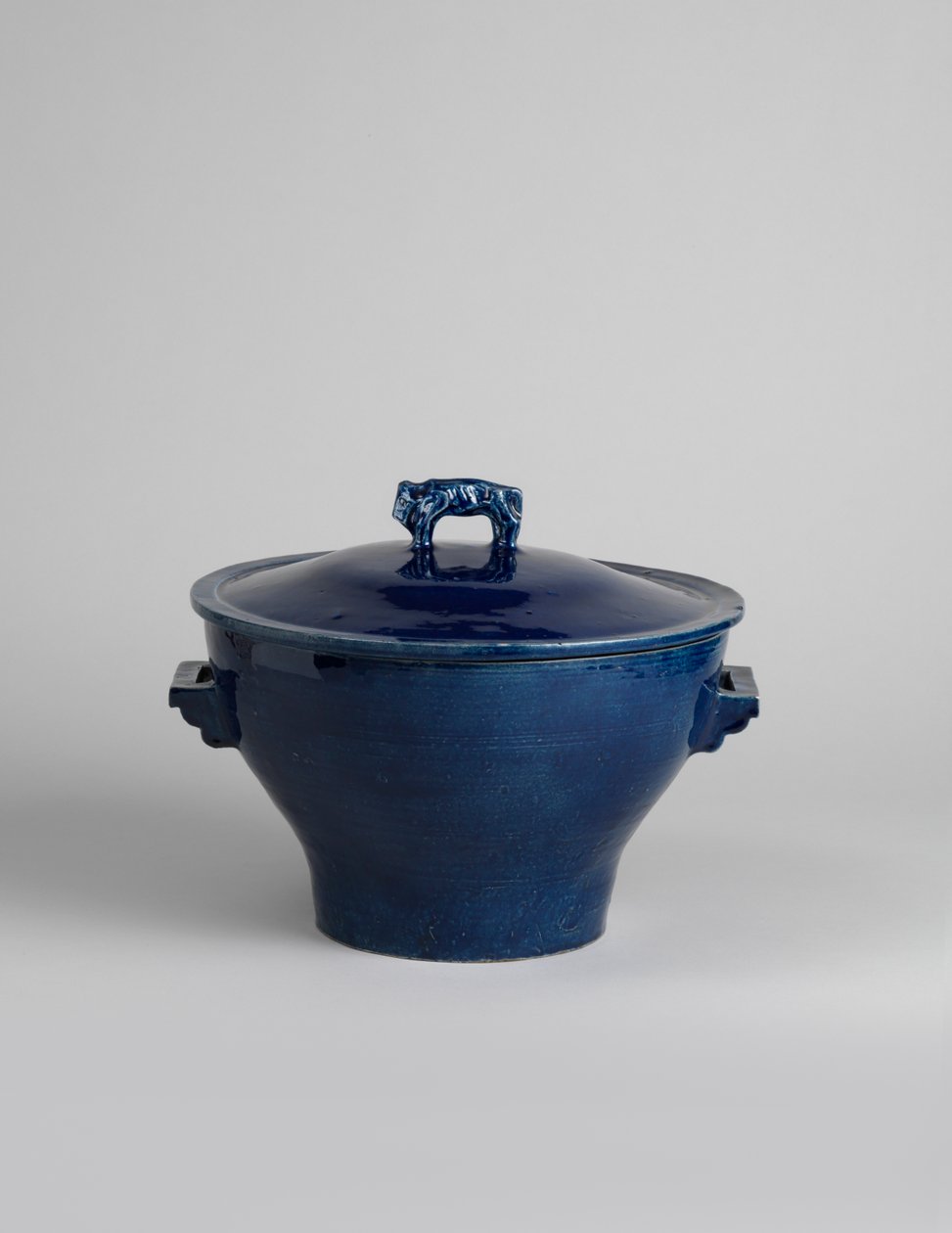 Soupière couverte émaillée bleue avec poignée en forme de bison ou lion chinois, vers 1915 - Roger Eliot Fry
