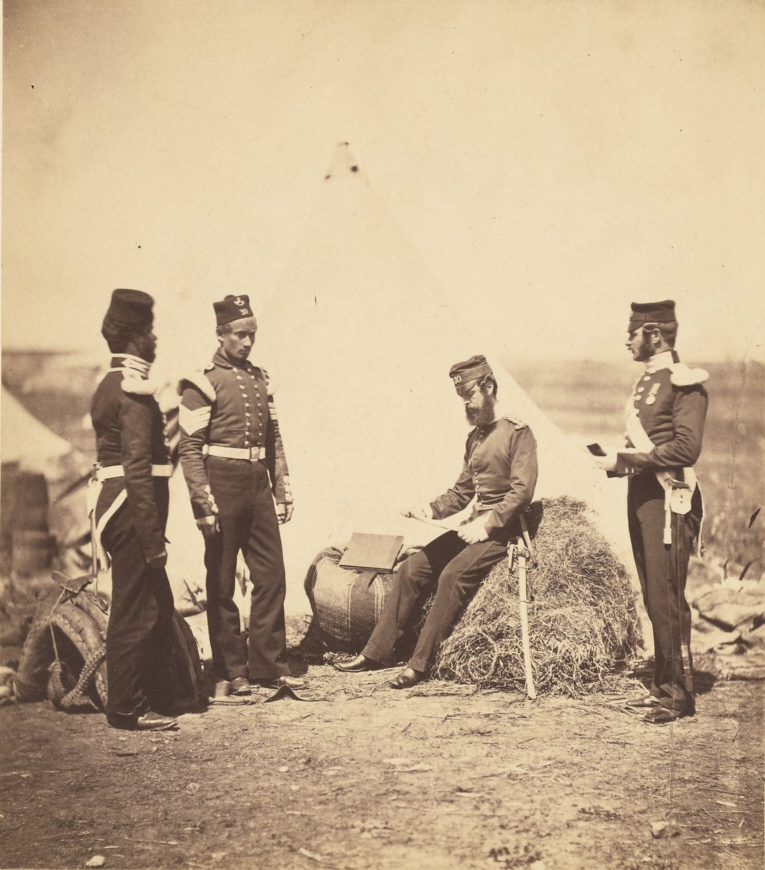 Le capitaine Walker du 30e régiment lisant les ordres généraux. - Roger Fenton
