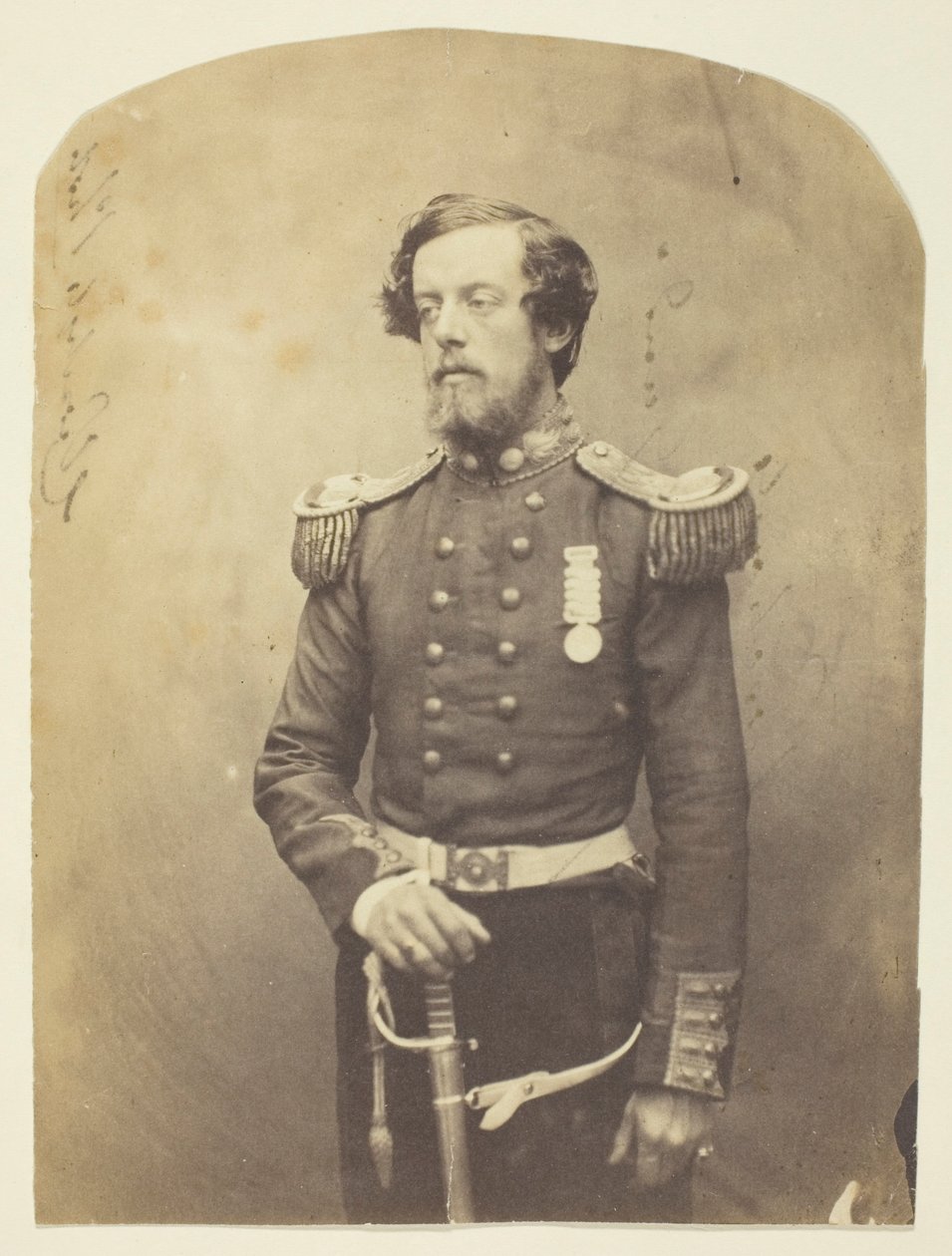 Le capitaine Verschoyle, des Grenadier Guards (l