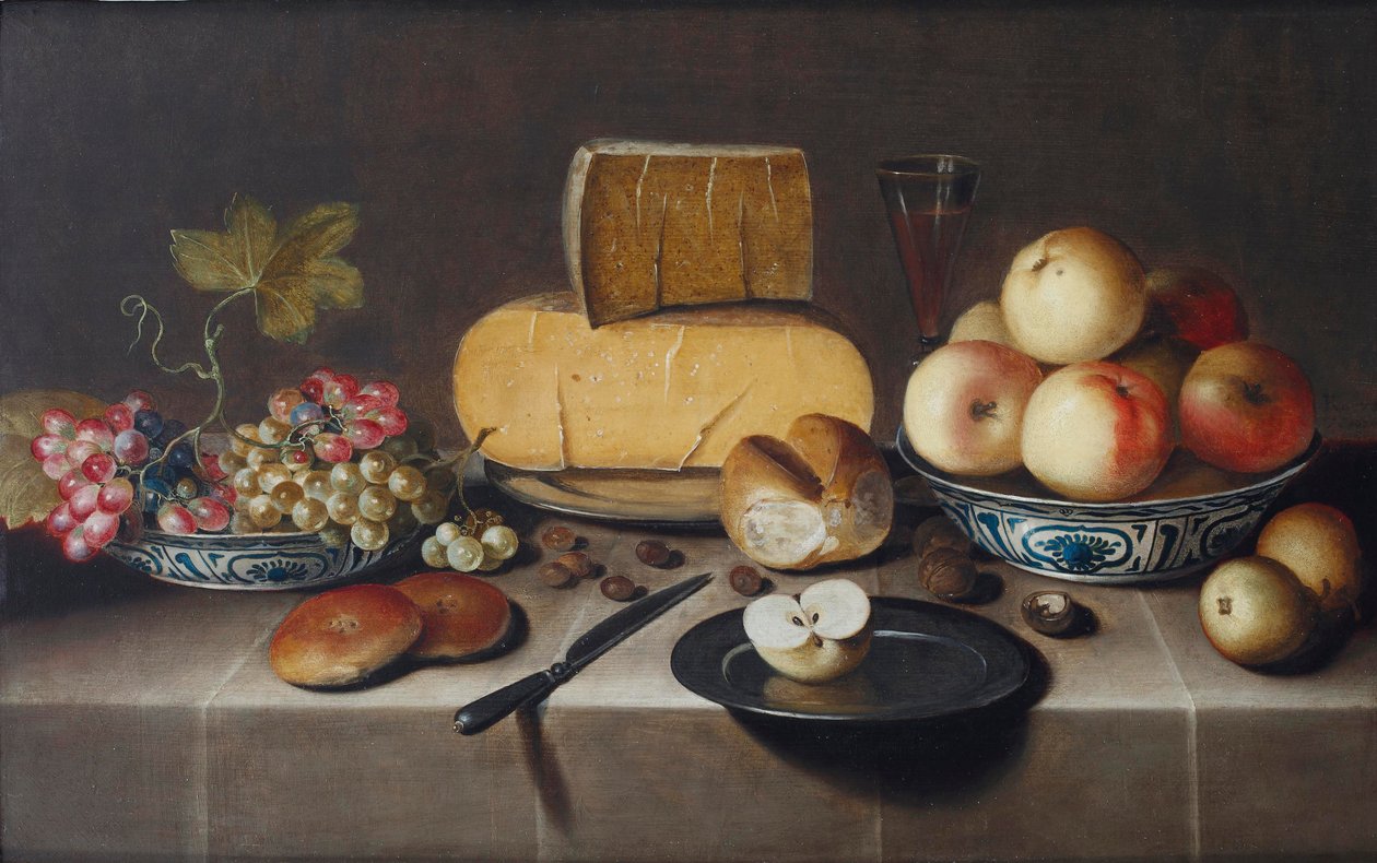 Fromage sur une assiette en argent, raisins rouges et blancs et pommes dans des bols en porcelaine Wanli, petits pains, un couteau et une pomme tranchée sur une assiette, le tout sur une table drapée, 1626 - Roloef Koets