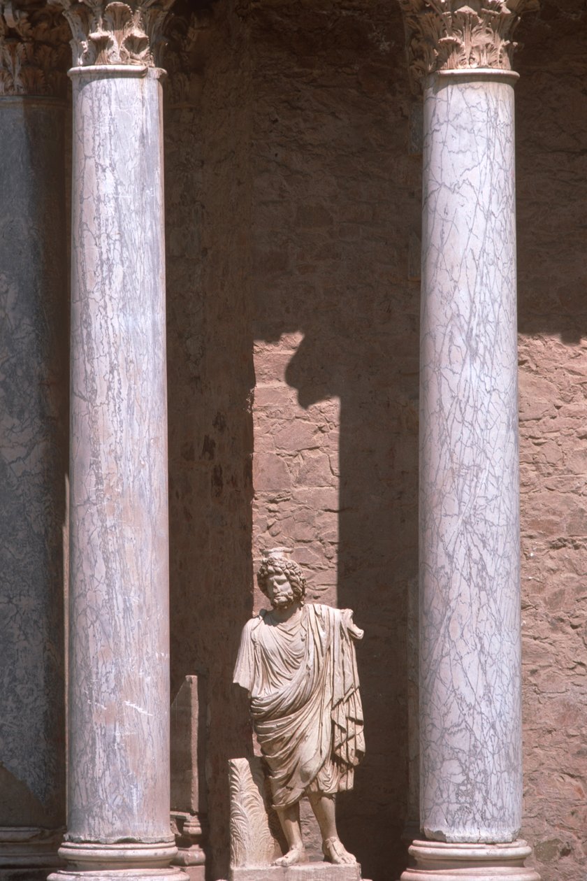 Une statue entre deux colonnes - Roman