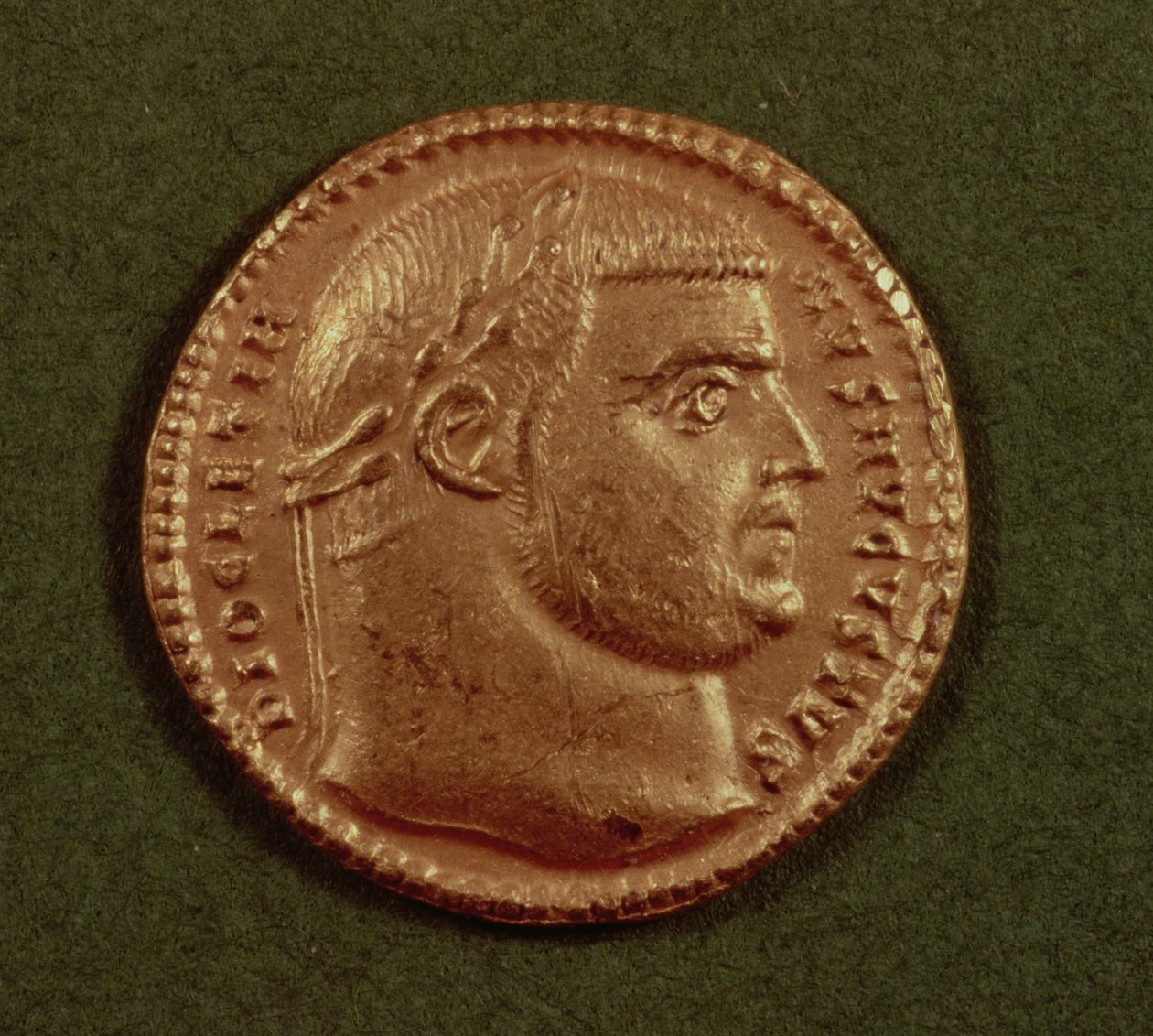 Aureus (avers) de Dioclétien (284-305 après J.-C.) portant une couronne de laurier. Inscription : DIOCLETIANVS AVGVSTVS - Roman