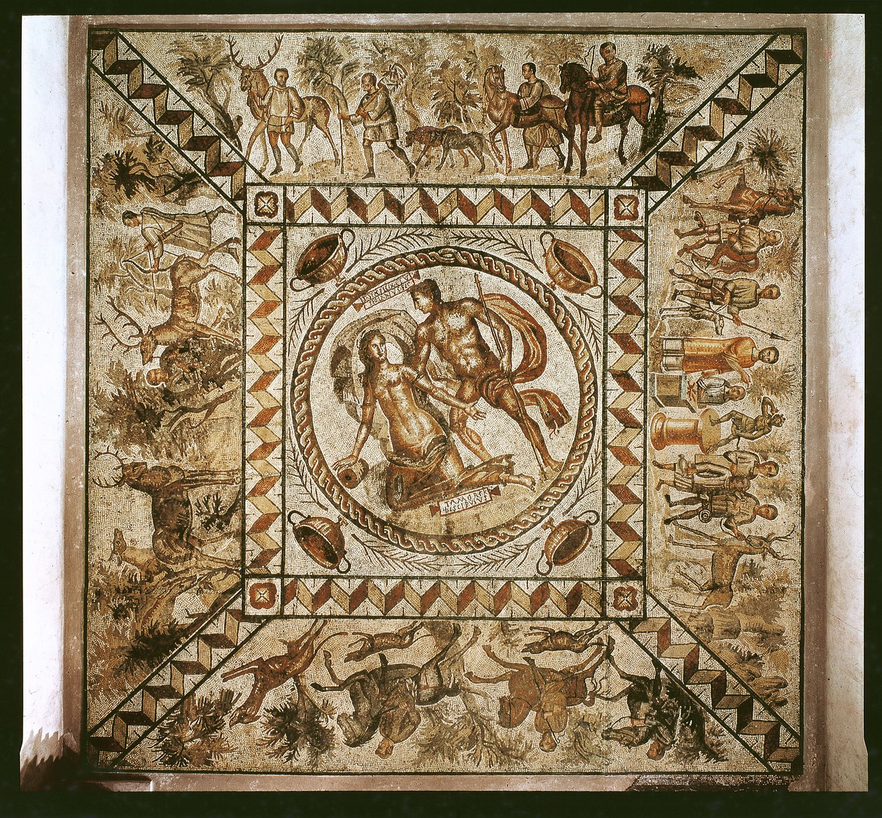 Daphné poursuivie par Apollon entourée de scènes de chasse, signée par Senius Felix, citoyen de Pouzzoles - Roman