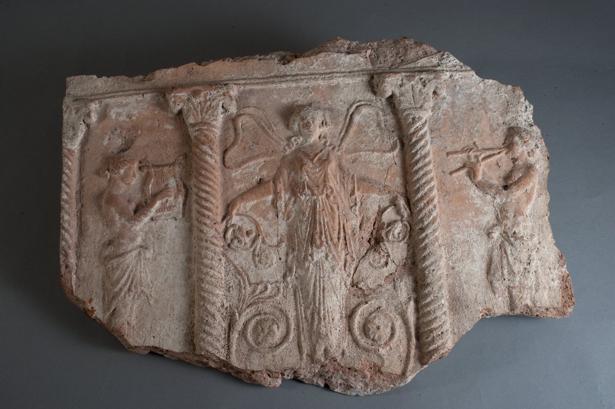 Assiette avec des figures jouant des instruments de musique (fragment) - Roman