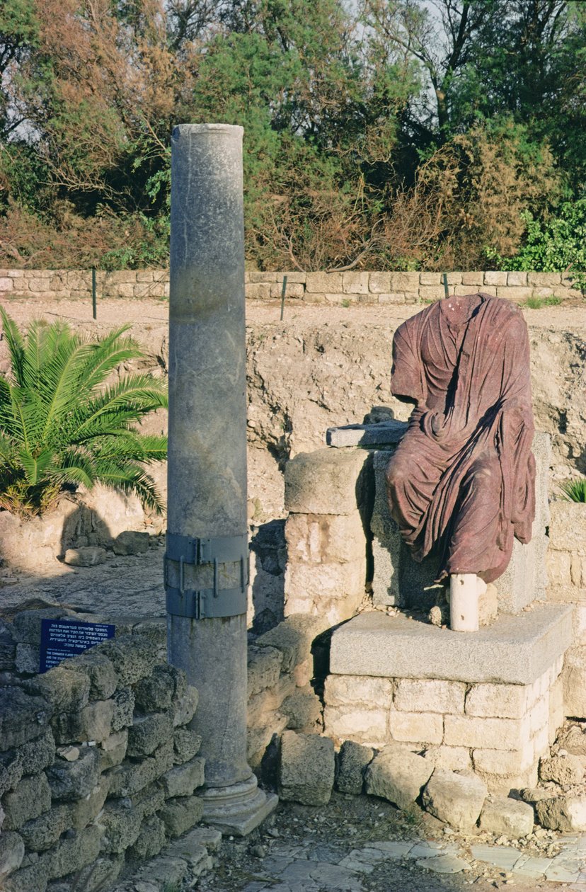 Colonne et statue en ruine - Roman