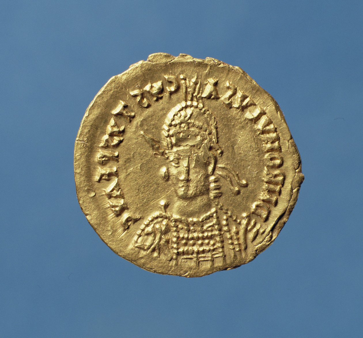 Solidus (avers) de Romulus Augustulus (475-476) casqué, cuirassé, avec lance sur l