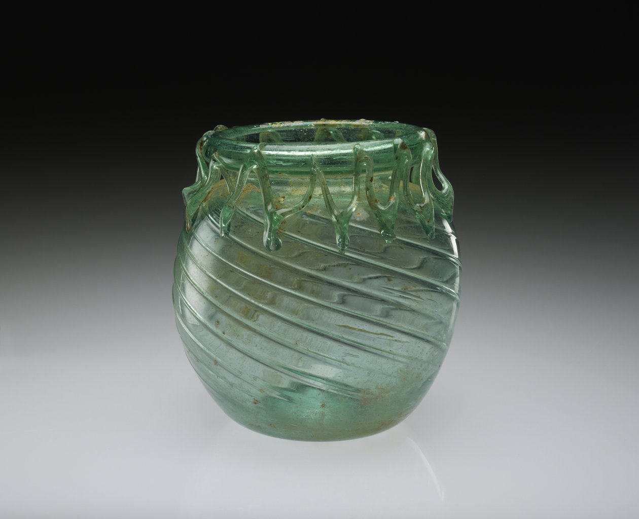 Bocal en verre soufflé avec traînées fonctionnelles et décoratives, 301-400 après J.-C. - Roman