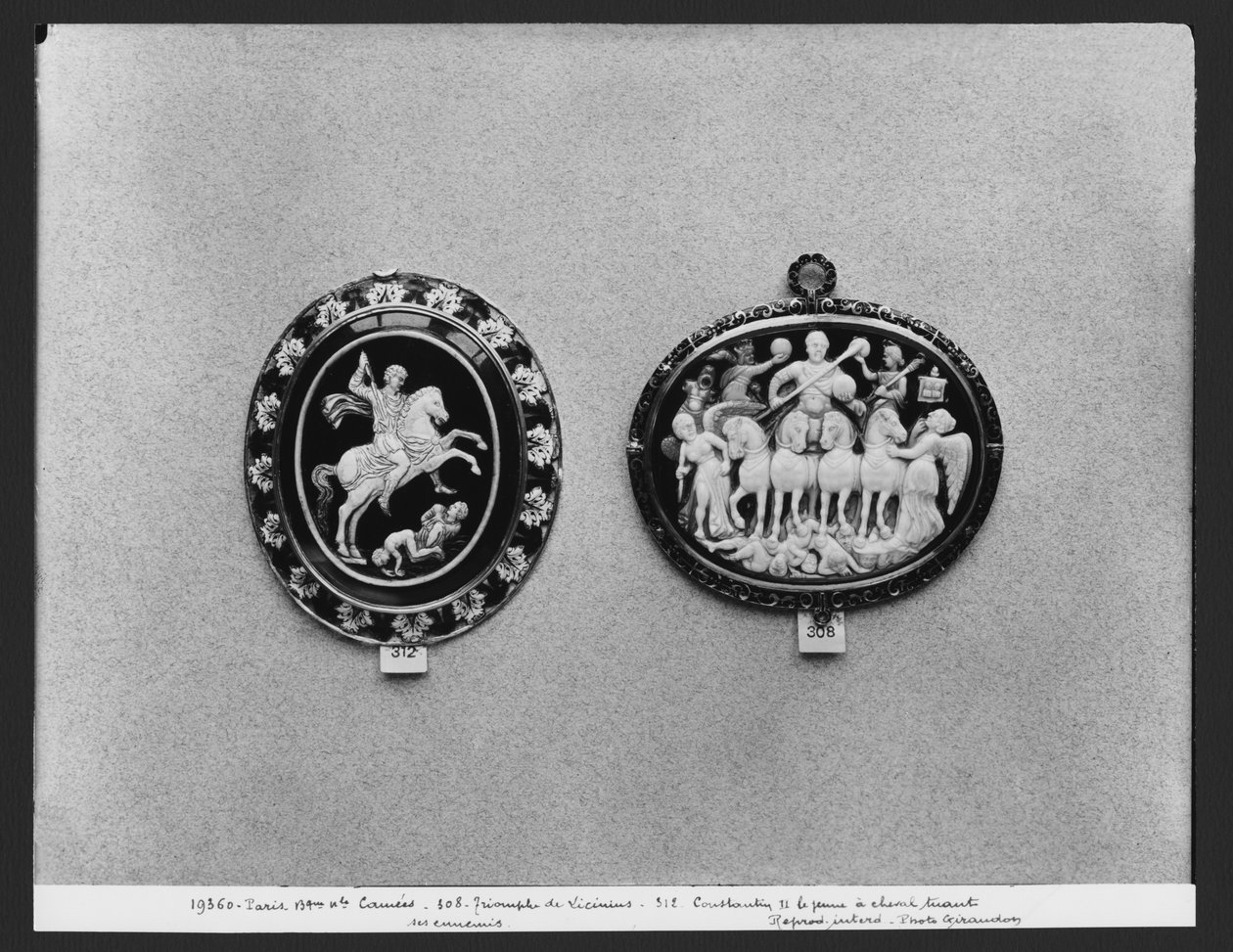 Camées représentant Constantin II le Jeune tuant ses ennemis et le Triomphe de Licinius - Roman