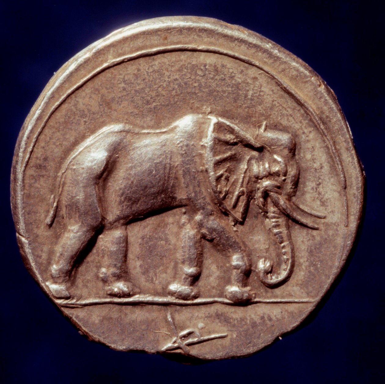 Médaille représentant un éléphant ayant permis au général carthaginois Hannibal (247-183 av. J.-C.) de traverser les Alpes en 218 av. J.-C. pendant la deuxième guerre punique. 3e siècle av. J.-C. Paris, B.N. - Roman