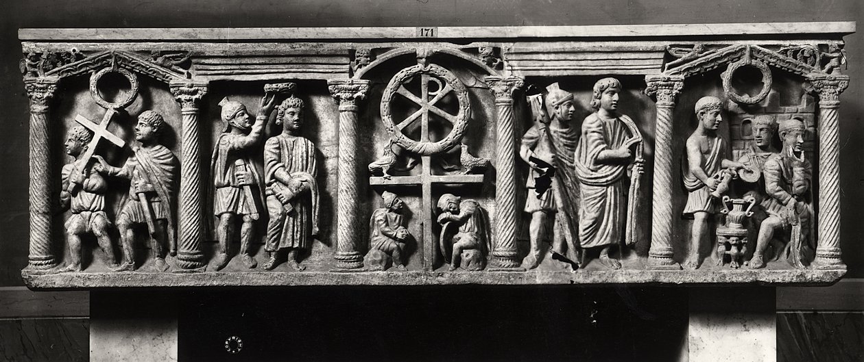 Sarcophage chrétien décoré de scènes de la Passion du Christ, y compris l