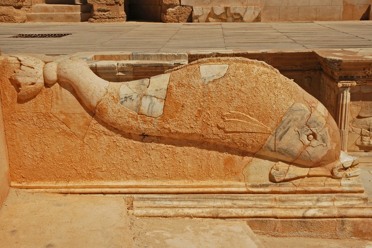 Sculpture de dauphin, bas-relief sur le proscenium du théâtre romain, Sabratha, Libye, IIe siècle après J.-C. - Roman