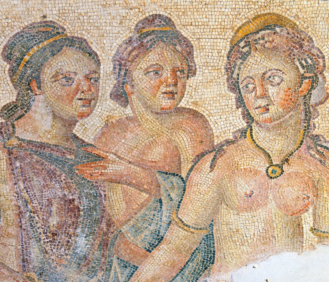 Léda et ses servantes, détail de la mosaïque Léda et Zeus, Maison d