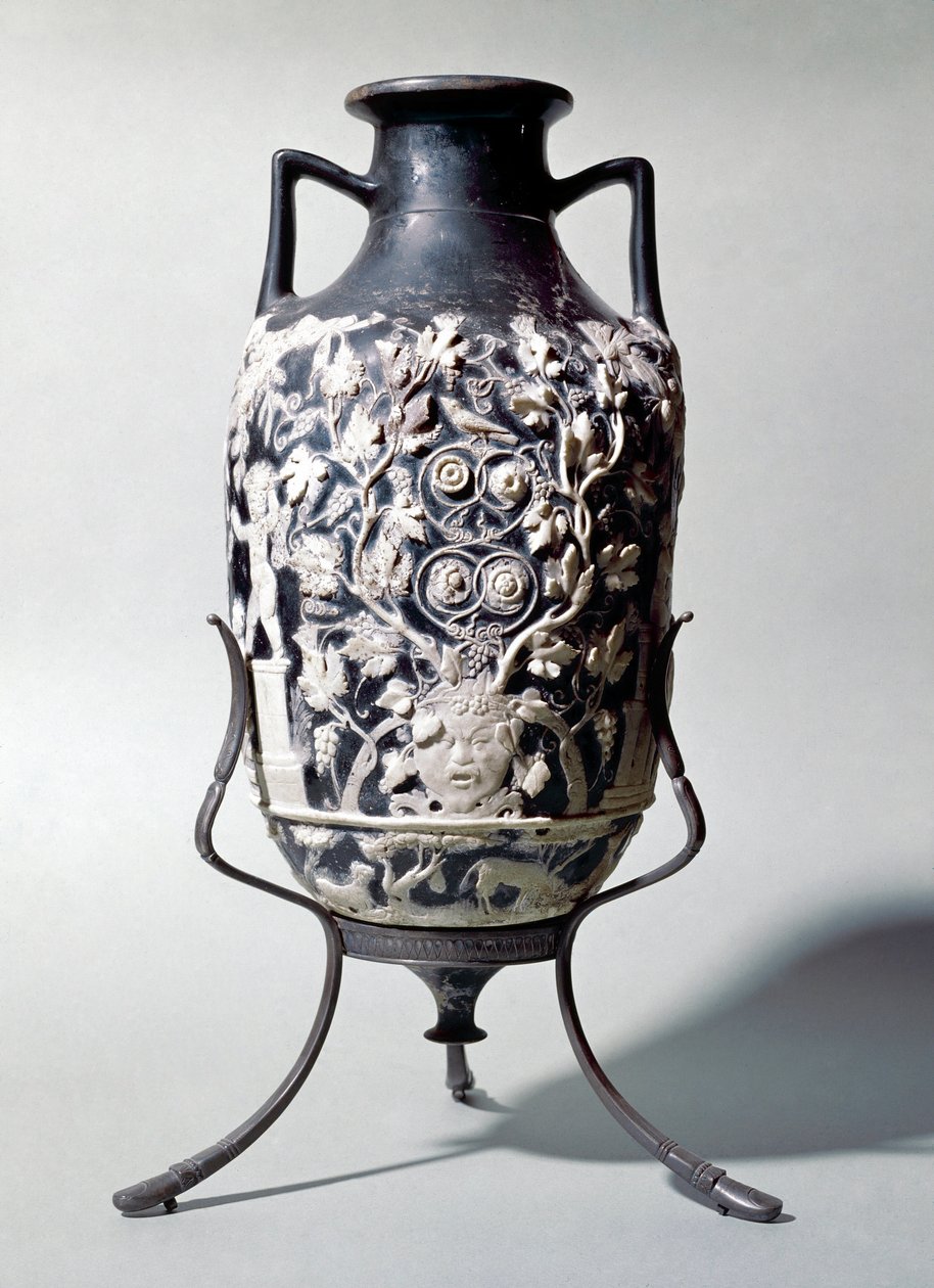 Petite amphore appelée vase bleu montrant une scène dionysiaque - Roman