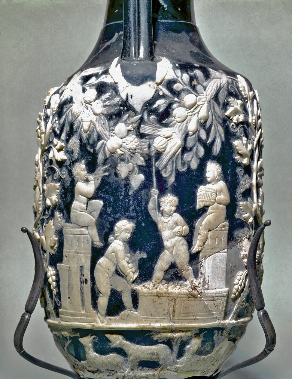 Petite amphore appelée vase bleu montrant Éros faisant la vendange - Roman