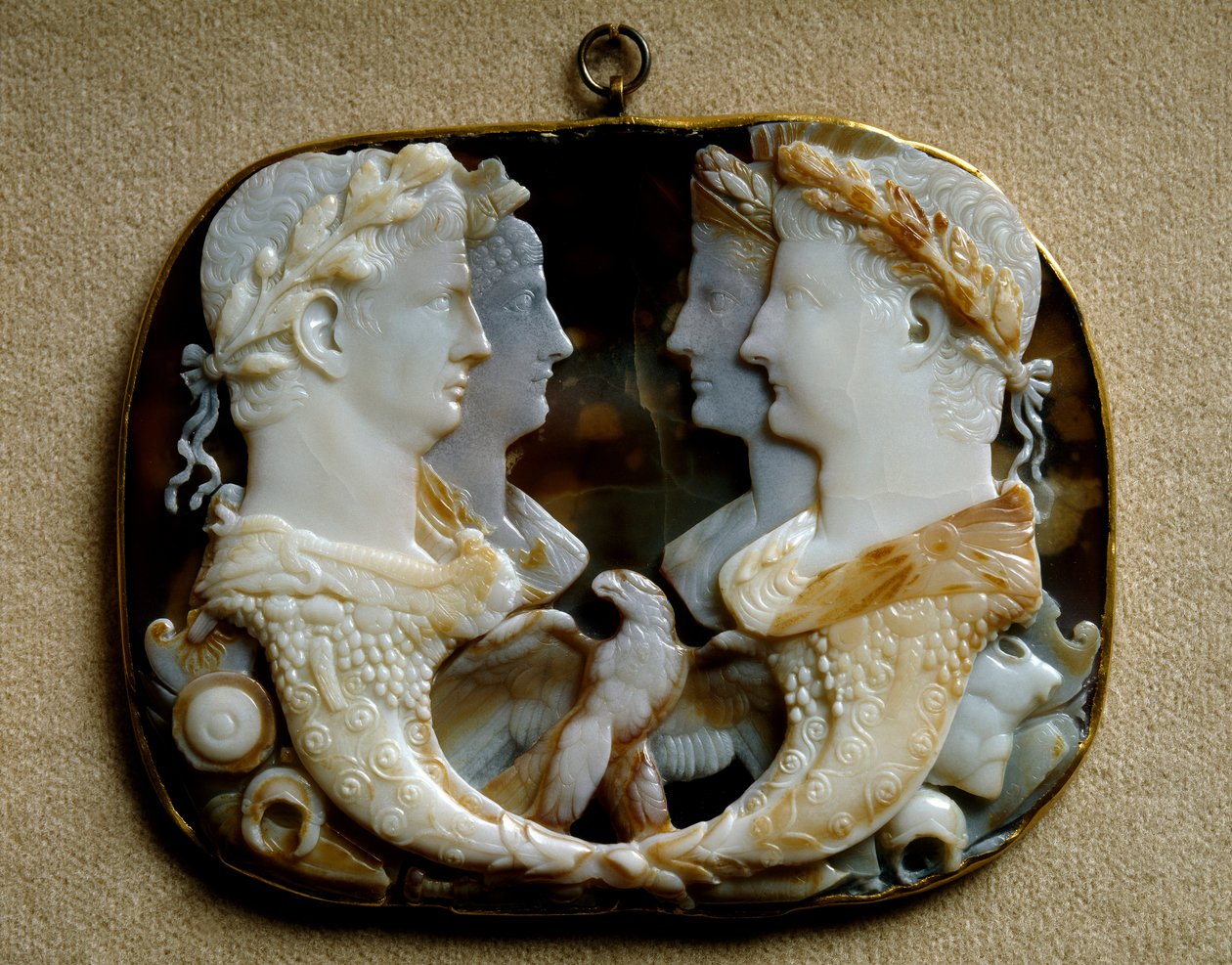 Art romain : camée en onyx (Gemma Claudia) décoré de représentations de couples impériaux Claude (Tiberius Claudius Drusus) (10 av. J.-C.-54 apr. J.-C.) et son épouse Agrippine la Jeune (15-59 apr. J.-C.) (Agrippina minor) (à gauche) et Caius Julius Caesar - Roman