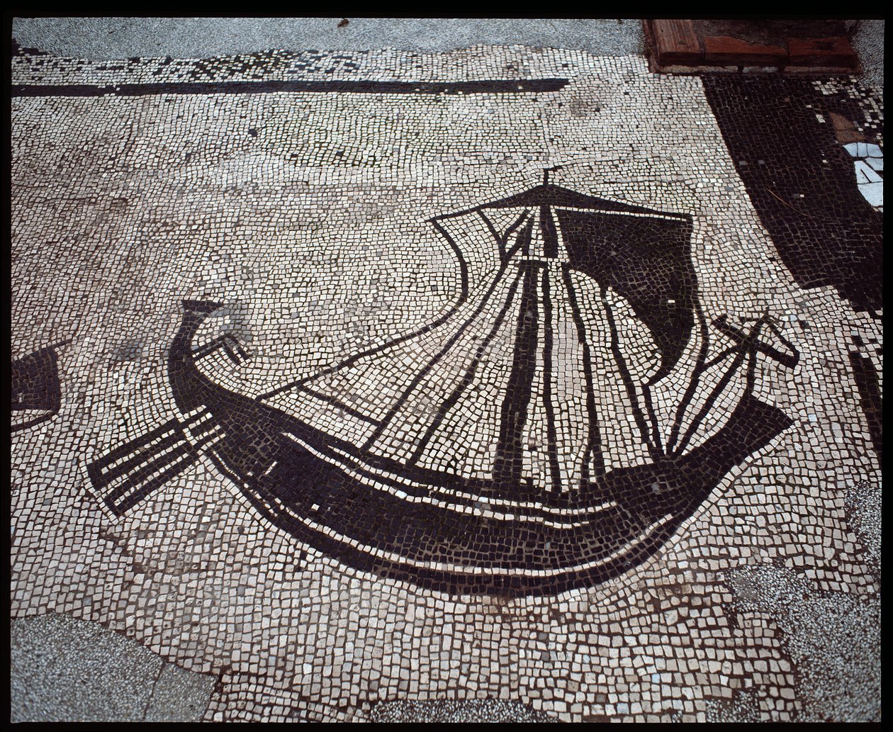 Art romain : « Navire » Mosaïque de la Corporation des gens de la mer, Place des Corporations - Roman