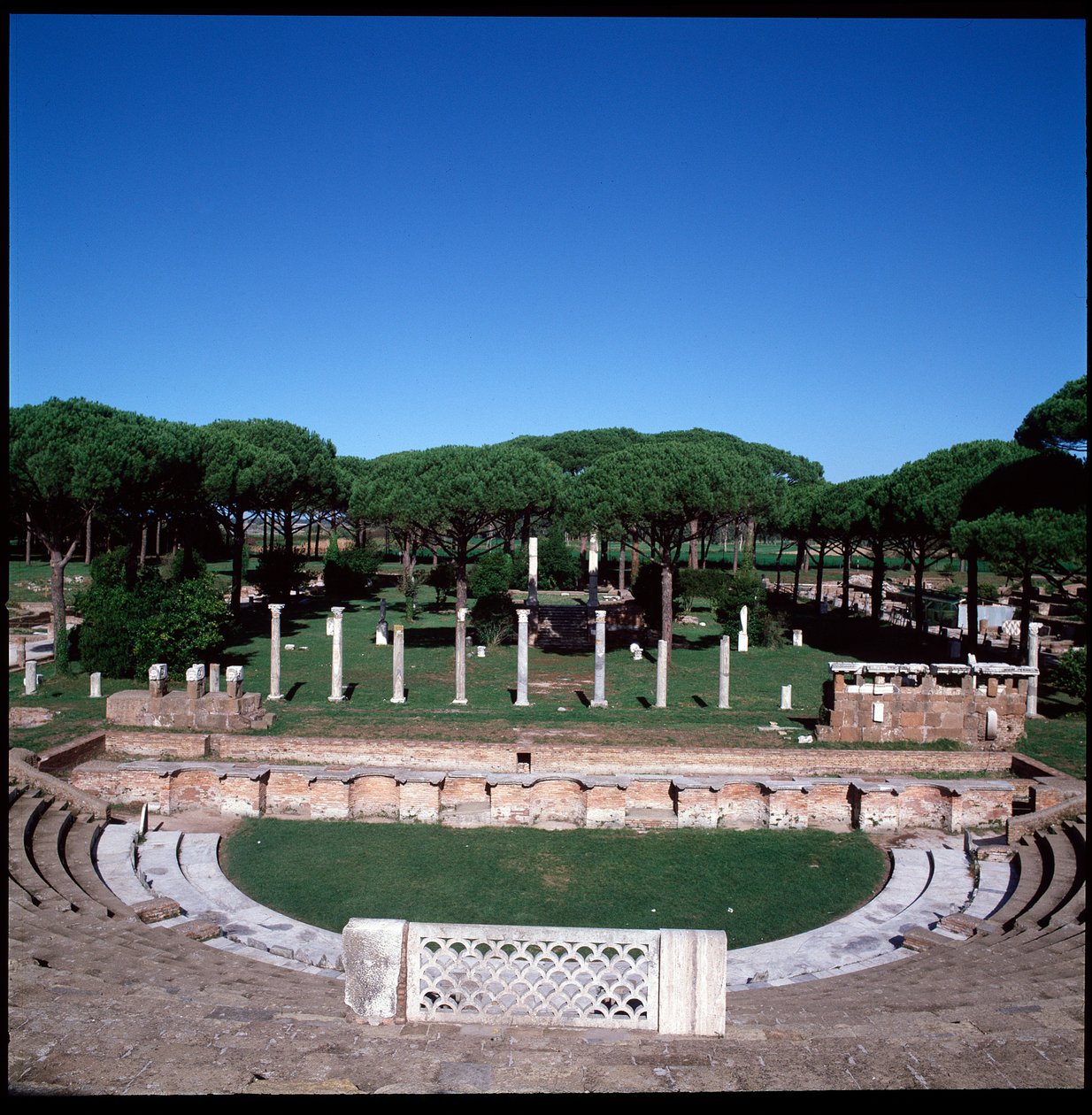 Art romain : vue des ruines du théâtre - Roman