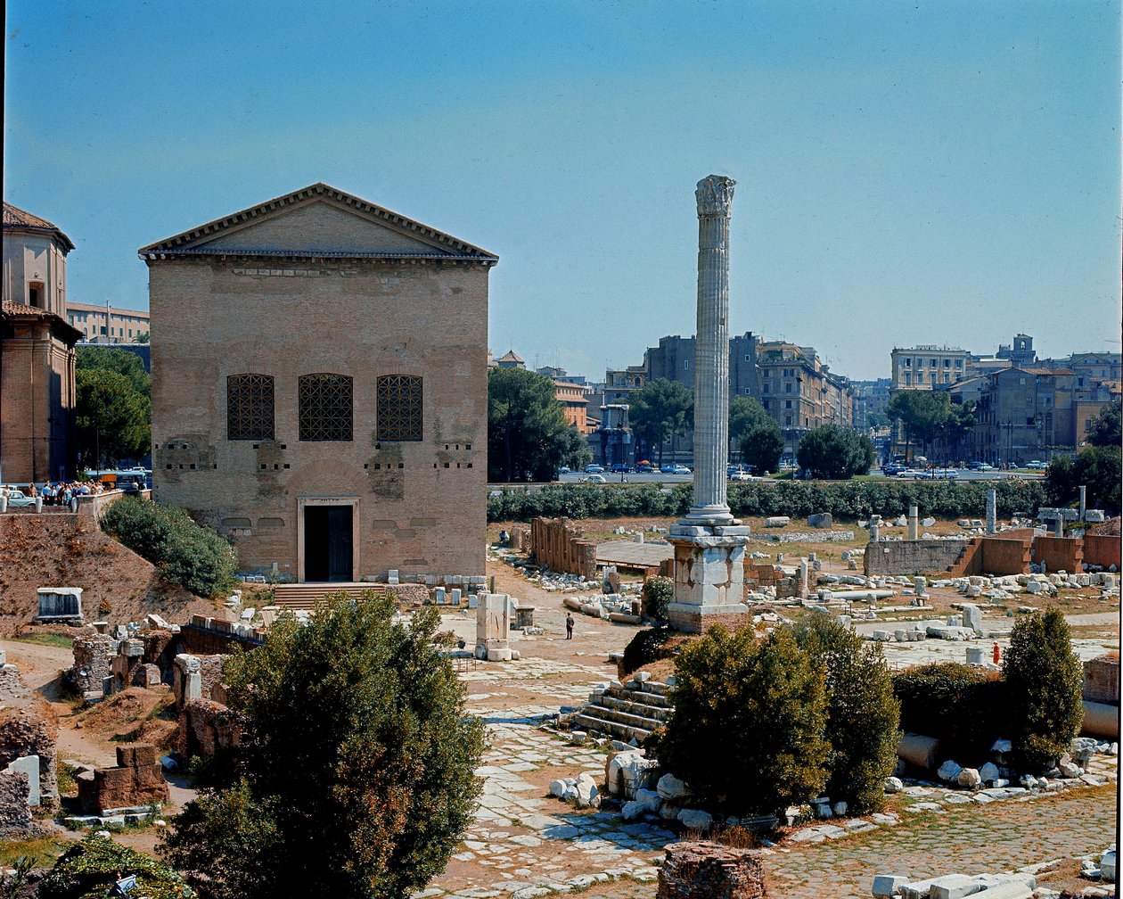 Forum romain : vue de la Curie, lieu de réunion du Sénat - Roman
