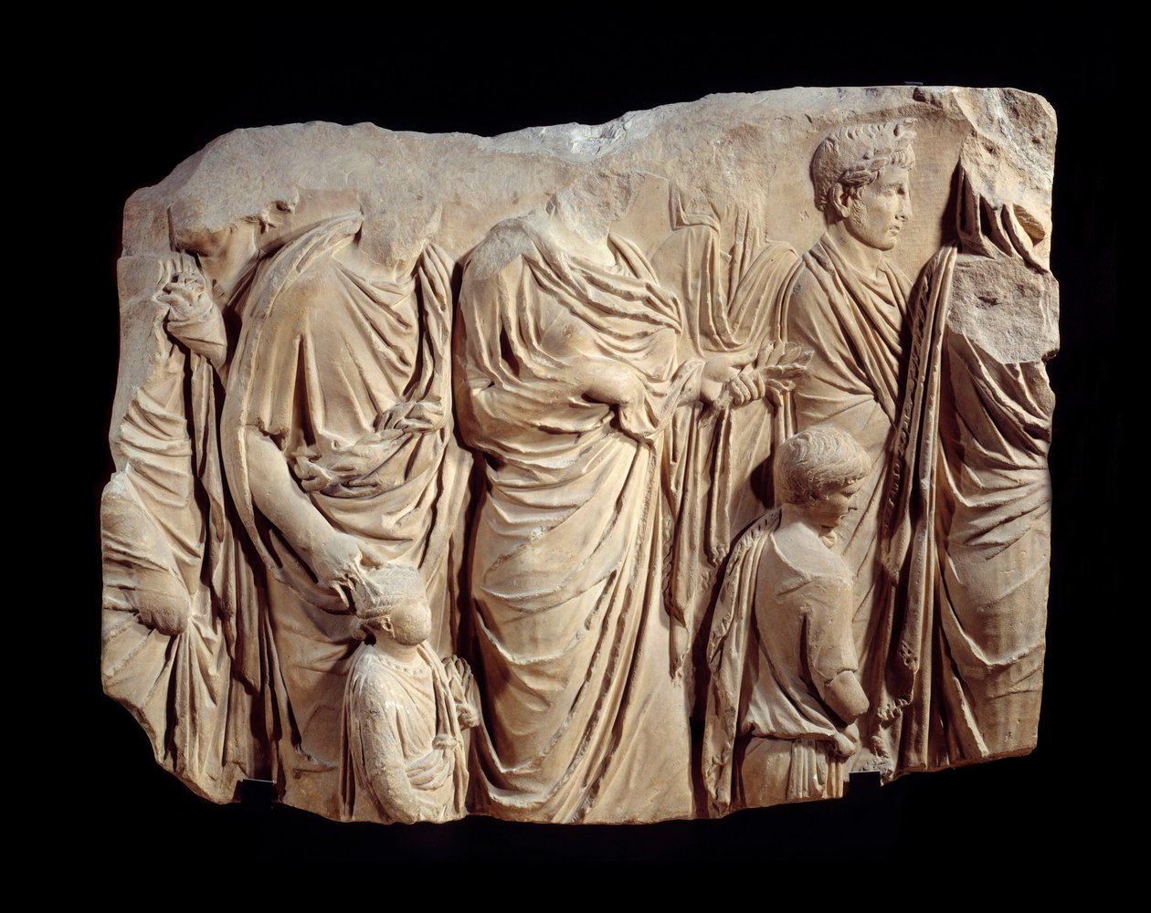 Art romain : fragment de relief architectural en marbre de la procession de l
