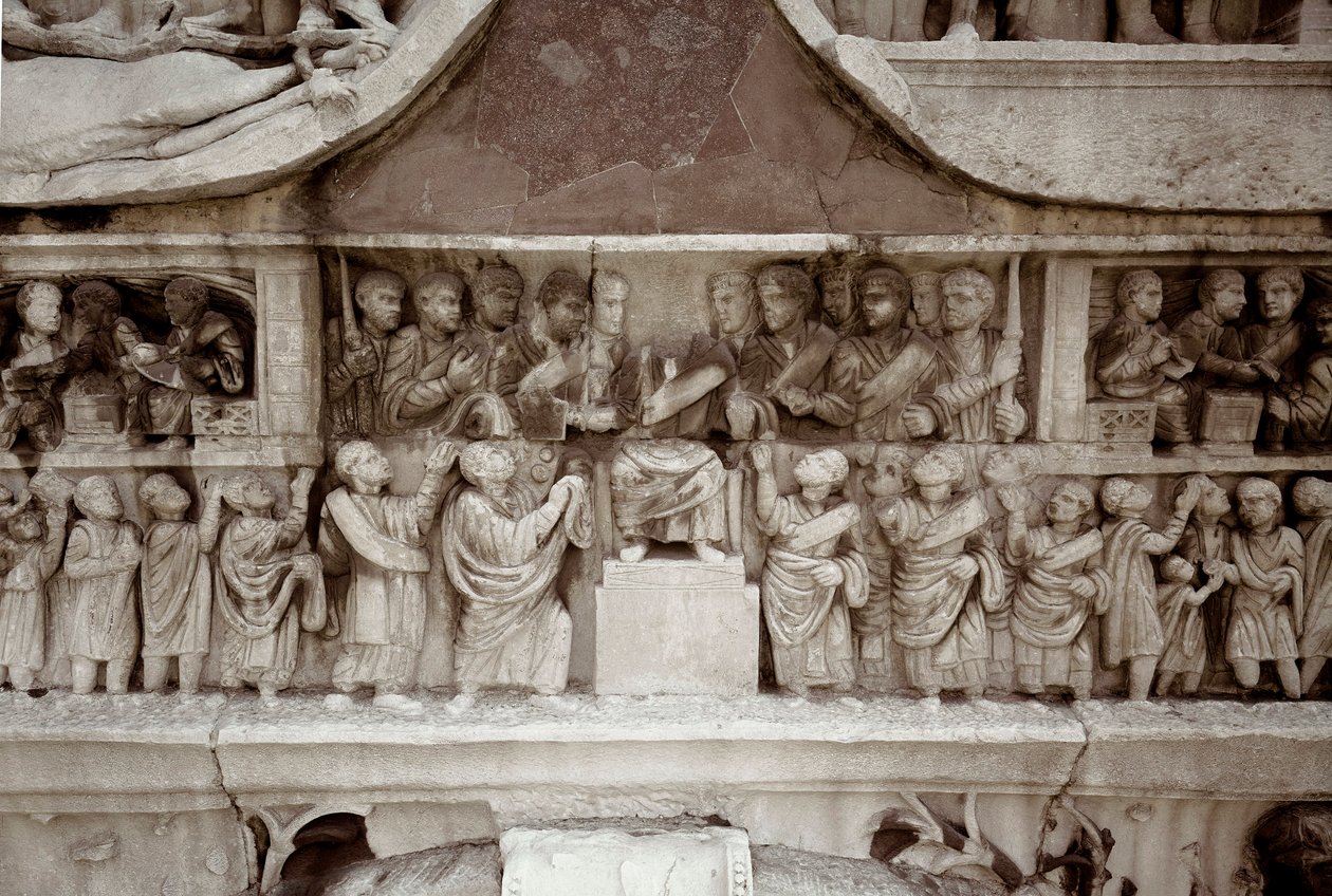 Art romain : bas-relief en marbre représentant la distribution de subsides au peuple dans le forum de César. 312-315 ap. J.-C. Arc de Constantin, Rome - Roman