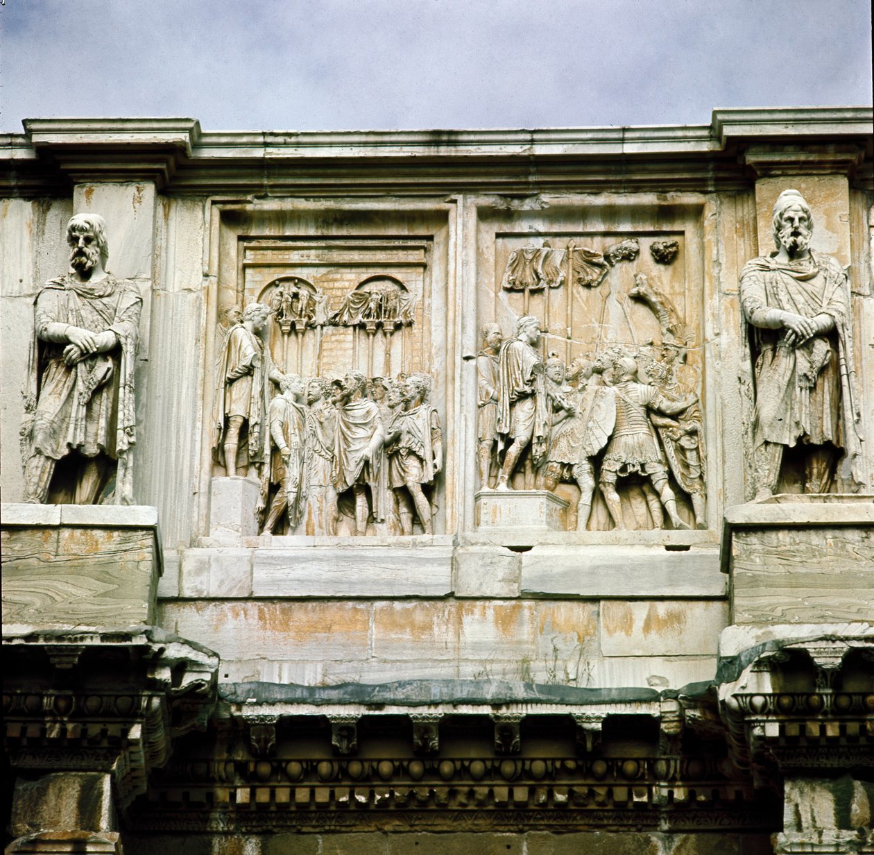 Art romain : bas-relief en marbre représentant la distribution de subsides au peuple et la reddition d