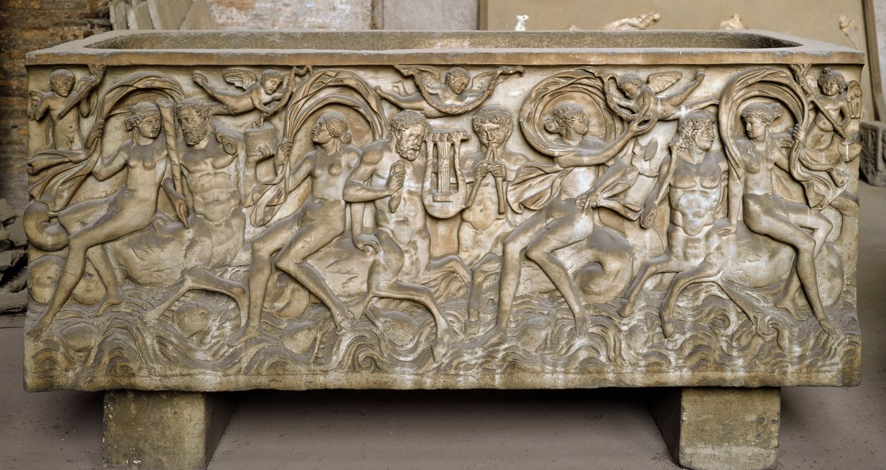 Art romain : sarcophage décoré de bas-reliefs représentant un cortège de ménades, centaures dansant et jouant de la musique. Fin du 3ème siècle. Museo Nazionale Romano (ou delle Terme), Rome - Roman