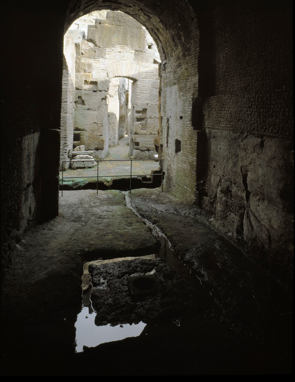 Art romain : vue des passages souterrains du Colisée à Rome - Roman