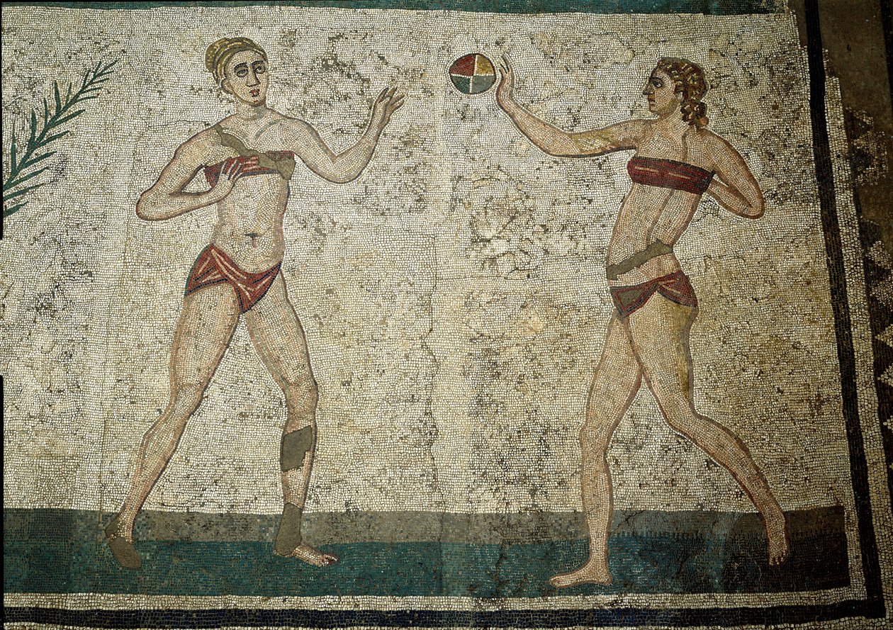 Art romain : jeunes femmes jouant à la balle. Jeunes Romains pratiquant des exercices physiques. Ils portent un pagne autour des reins et un strophium - Roman