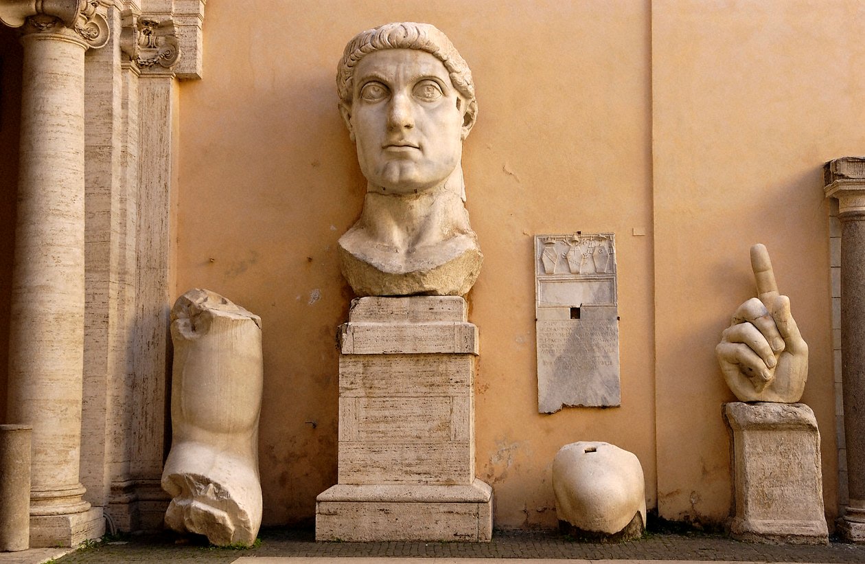 Cour du Palais des Conservateurs (Palazzo dei Conservatori) aux Musées du Capitole (Capitole) : fragments de la statue colossale de Constantin datant de 313-324 apr. J.-C. - Roman