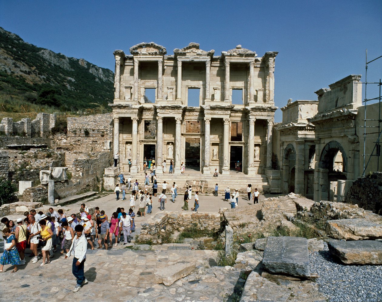 Vue de la bibliothèque de Celsus, construite en 117. (détail) - Roman