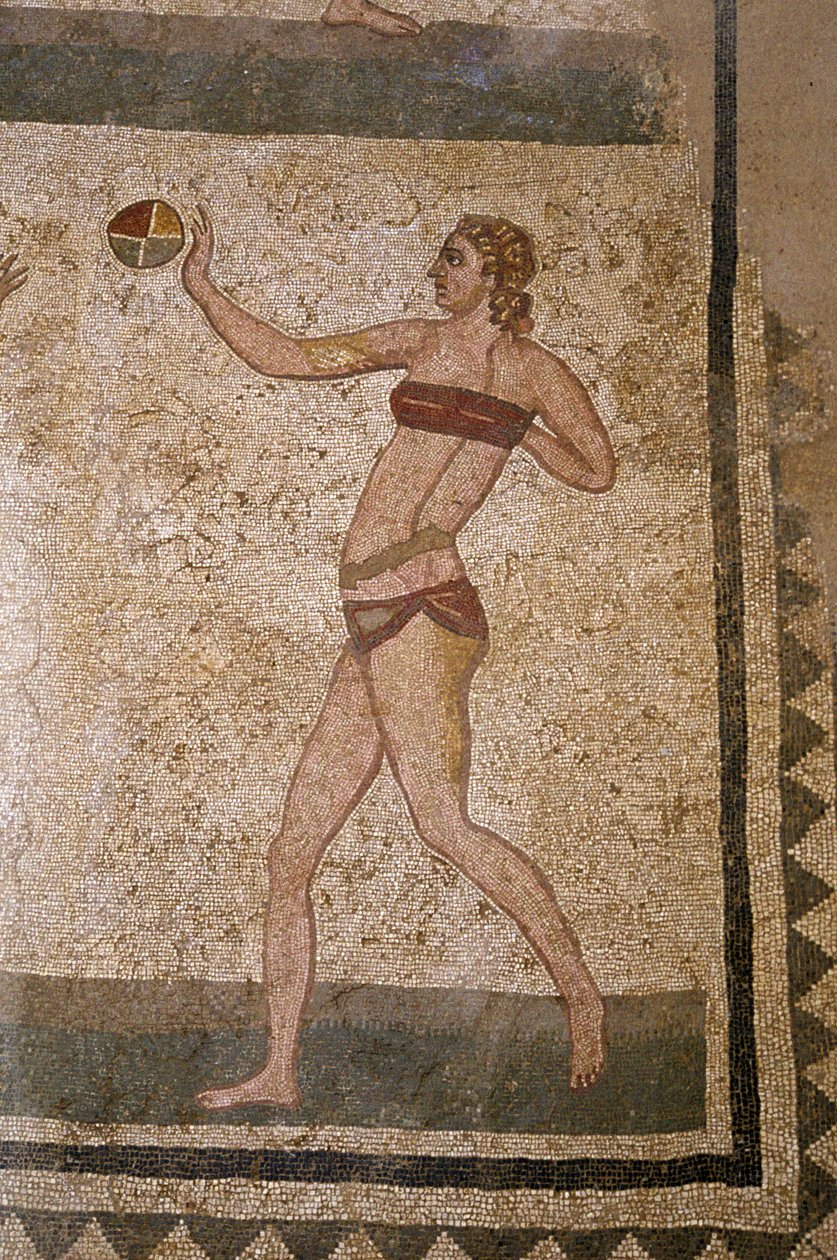 Femme jouant à la balle. Jeunes Romains pratiquant des exercices ...