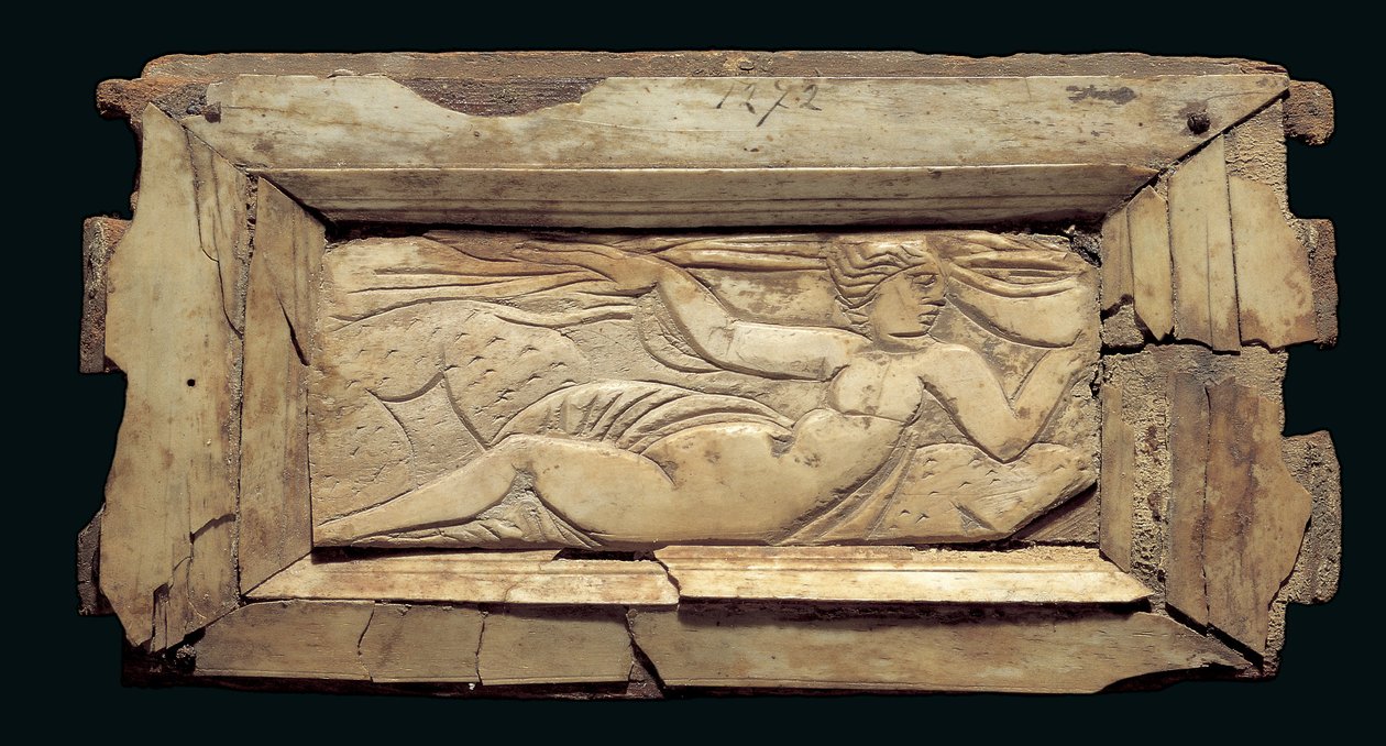 Plaque encadrée avec une figure féminine, d