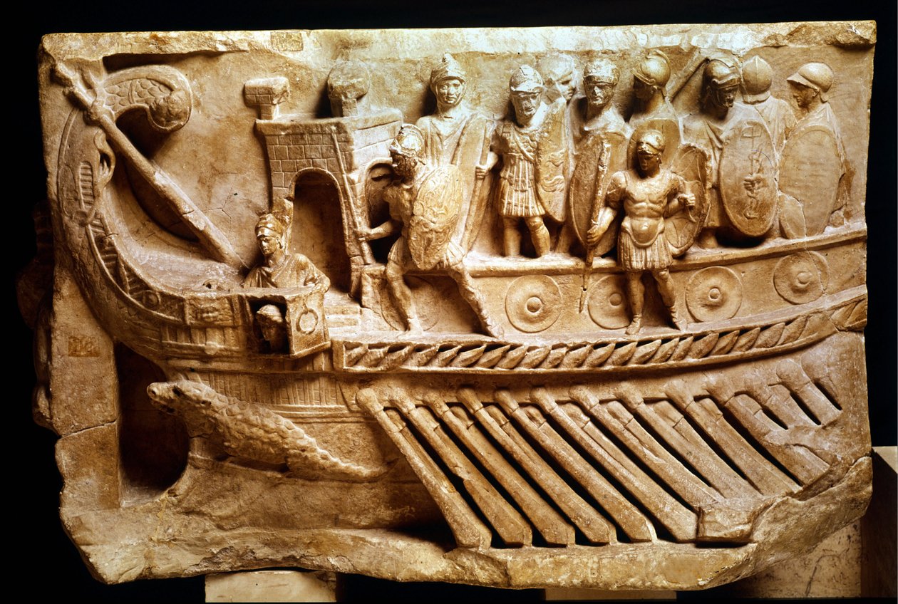 Bas-relief romain représentant une birème. Un crocodile peut être vu sous la proue. Vatican, Cité du Vatican, monuments, musées et galeries pontificaux - Roman Roman