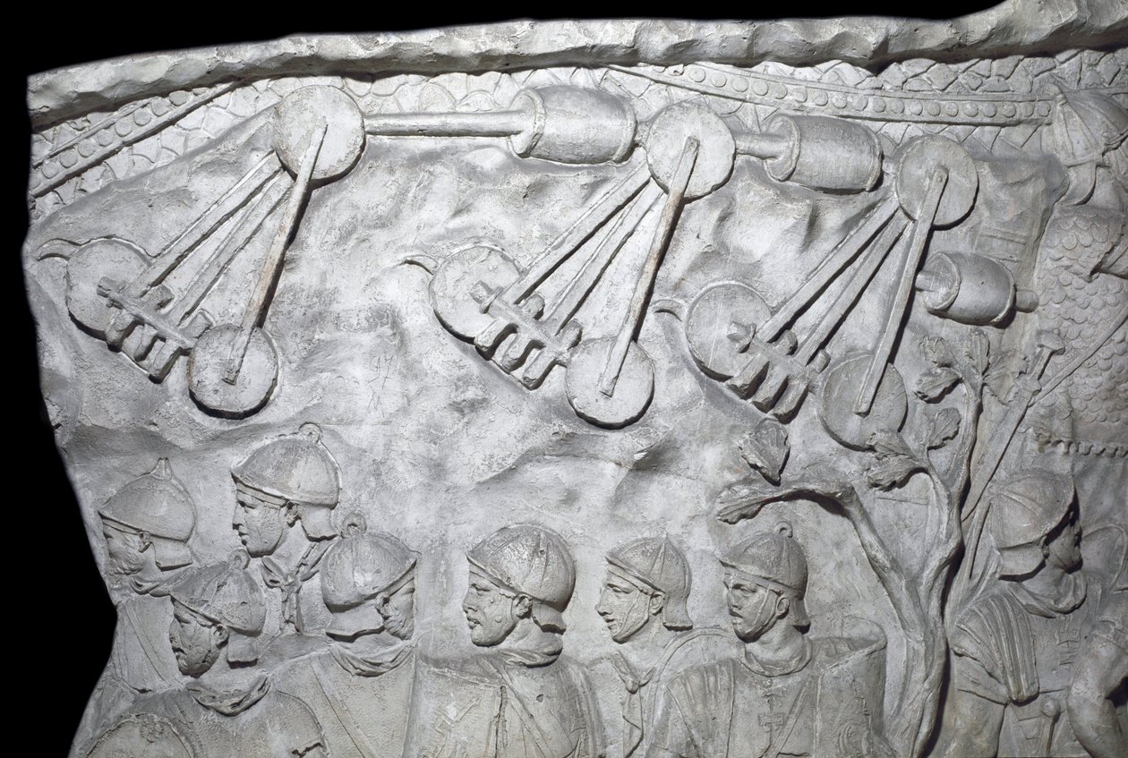 Art romain : « Machines de guerre pendant la Seconde Guerre » Moulage de 1862 reproduisant les bas-reliefs de la colonne de Trajan (colonne Trajane) (Colonna Traiana) à Rome construite sous le règne de l