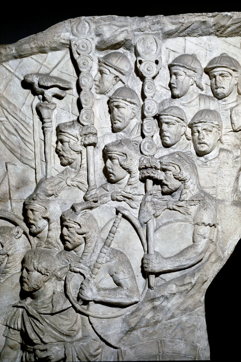 Art romain : « Guerriers portant le Vexillum (bannières romaines) » Moulage de 1862 reproduisant les bas-reliefs de la colonne de Trajan (colonne Trajane) (Colonna Traiana) à Rome construite sous le règne de l