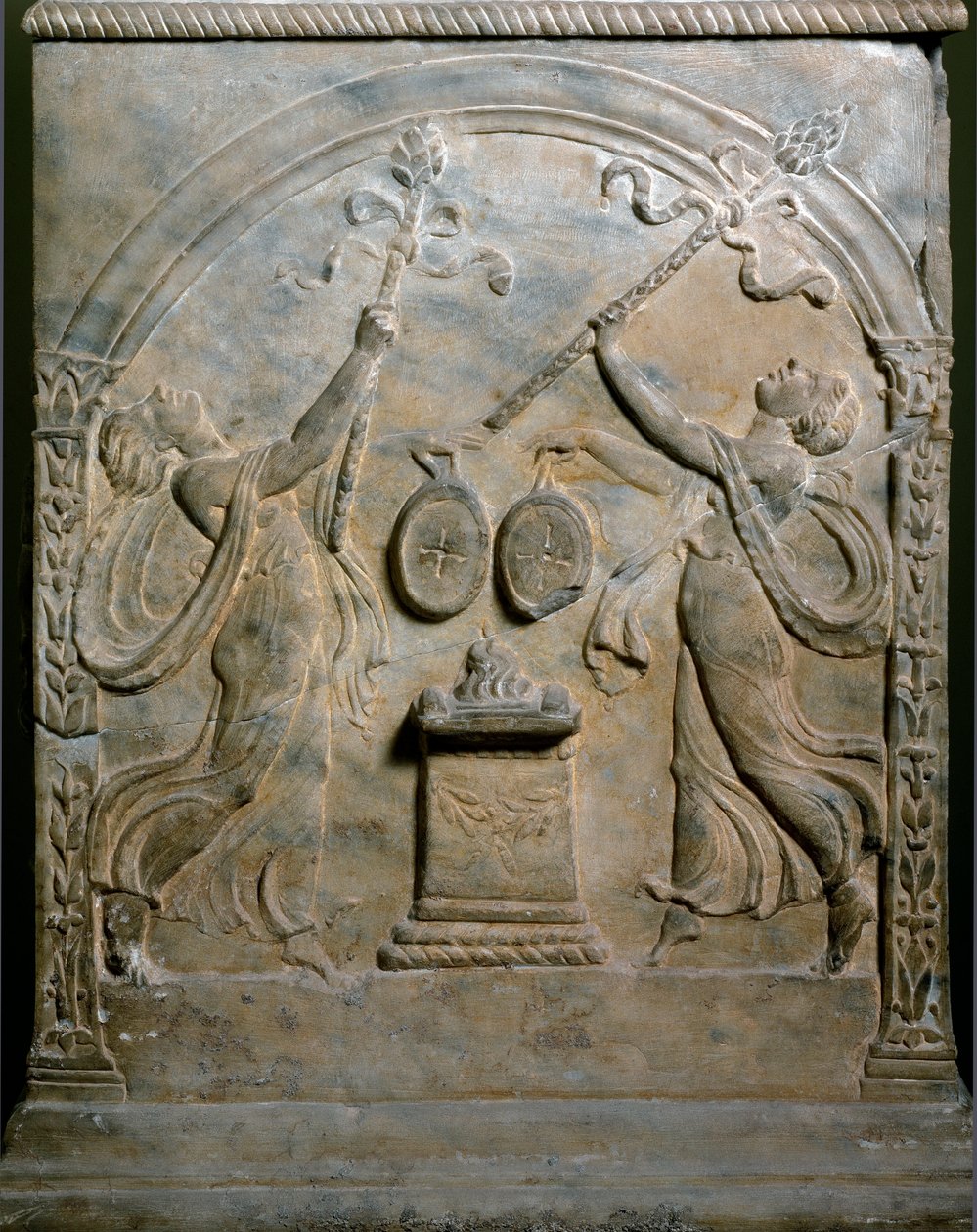 Art romain : autel funéraire représentant deux ménades dansantes. Bas-relief. Rome, Museo Nazionale Romano - Roman Roman
