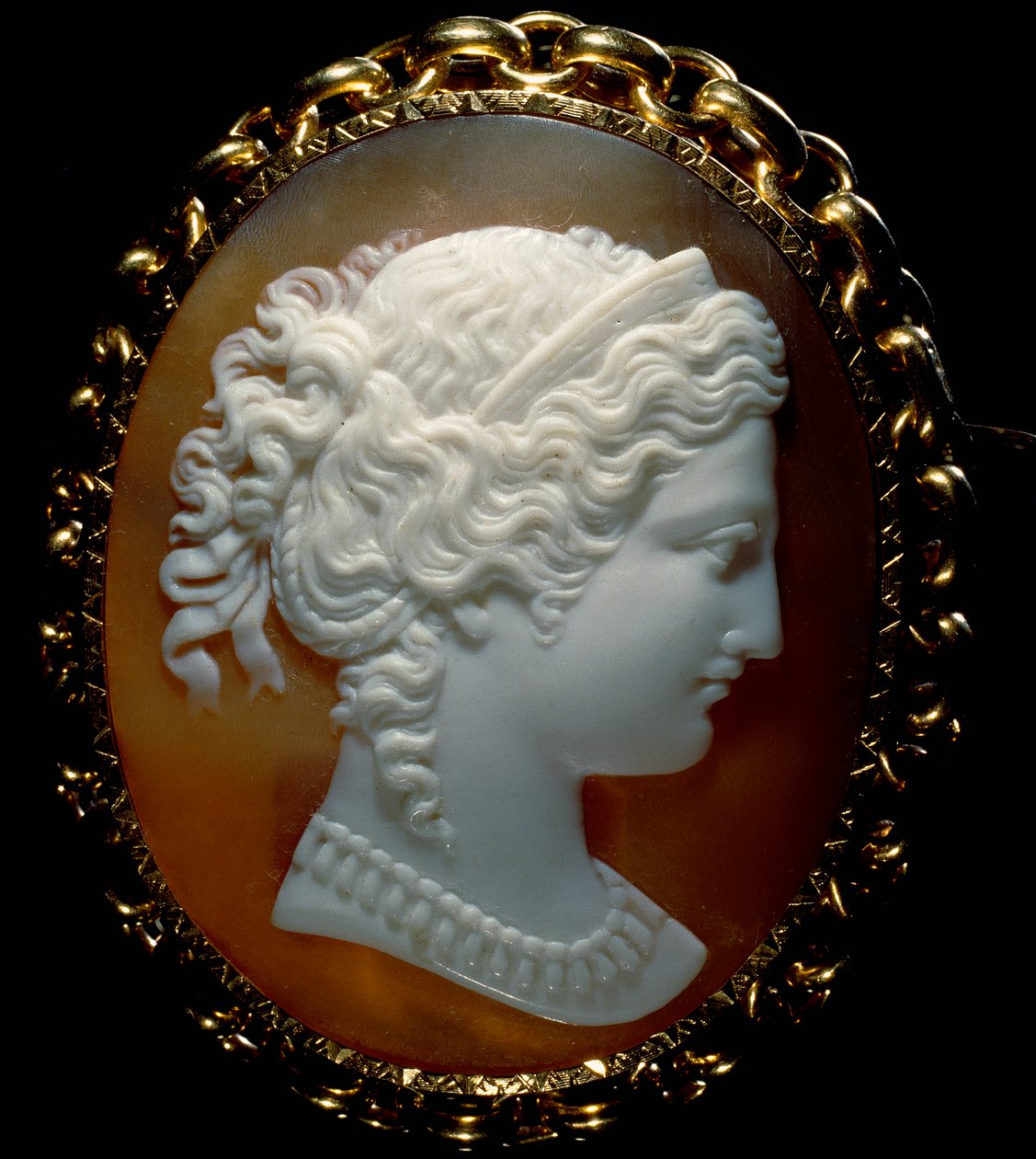 Portrait de profil féminin ; camée sur sardonix, monté en or - Roman School