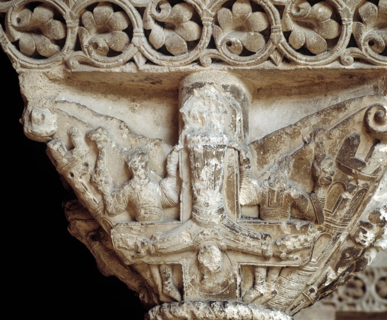 Chapiteau représentant saint Pierre sur sa croix - Romanesque