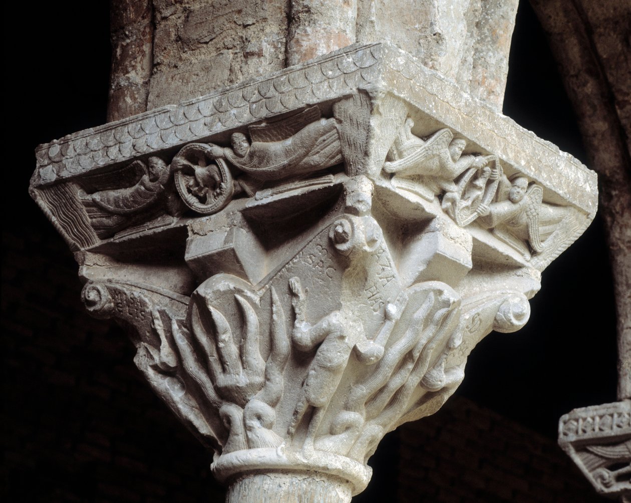 Chapiteau représentant les trois juifs dans la fournaise ardente - Romanesque